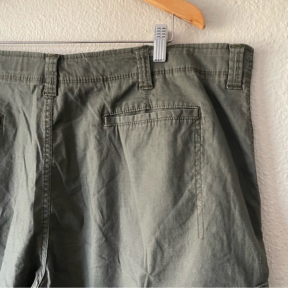 Wrangler Relaxed Fit Cargo Shorts Men’s 42 Green Utility Hiking Outdoor Tech - Picture 9 of 14